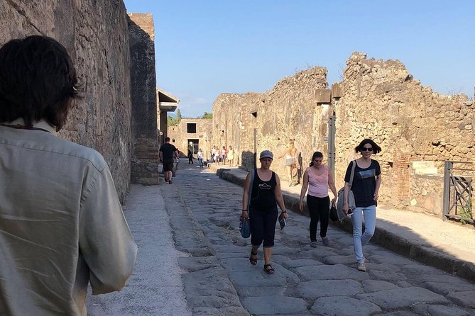 Best of Pompeii & Herculaneum: Private Tour with an Archaeologist - Why seeing Pompeii and Herculaneum together works