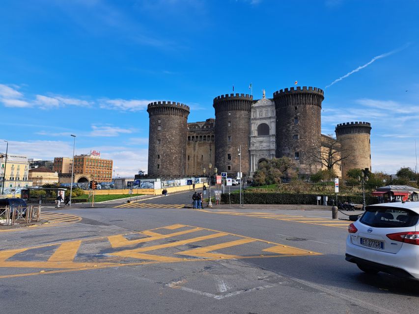 Bourbon Naples: Exclusive guide and Royal Palace pass - Meeting the guide at the Fountain of Neptune