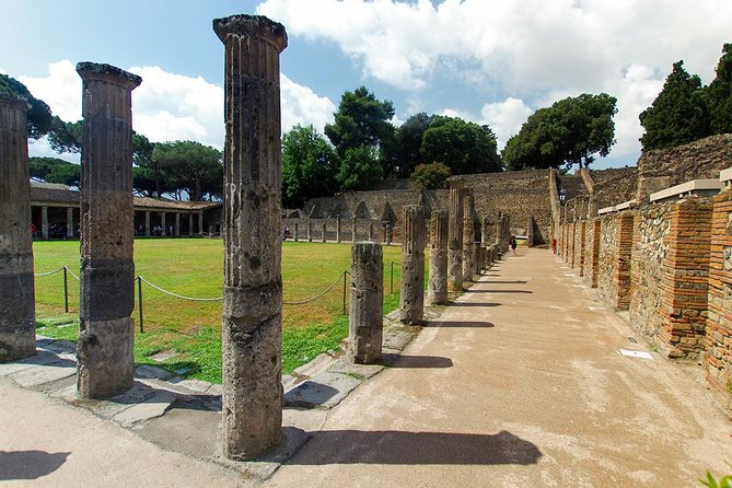 Complete Pompeii Skip the Line Tour with Archaeologist Guide - The bakery and the ordinary Pompeians