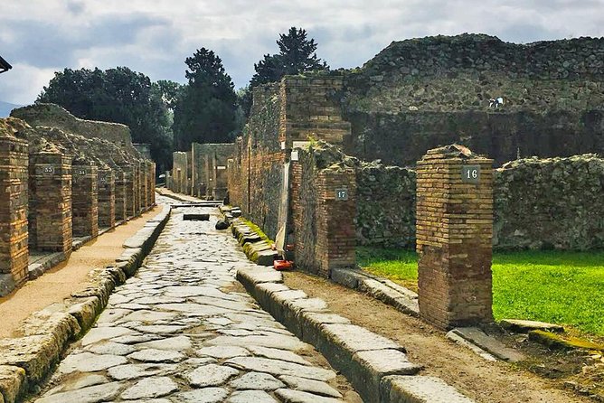 Day trip to Pompeii from Naples - What this Pompeii shuttle really offers
