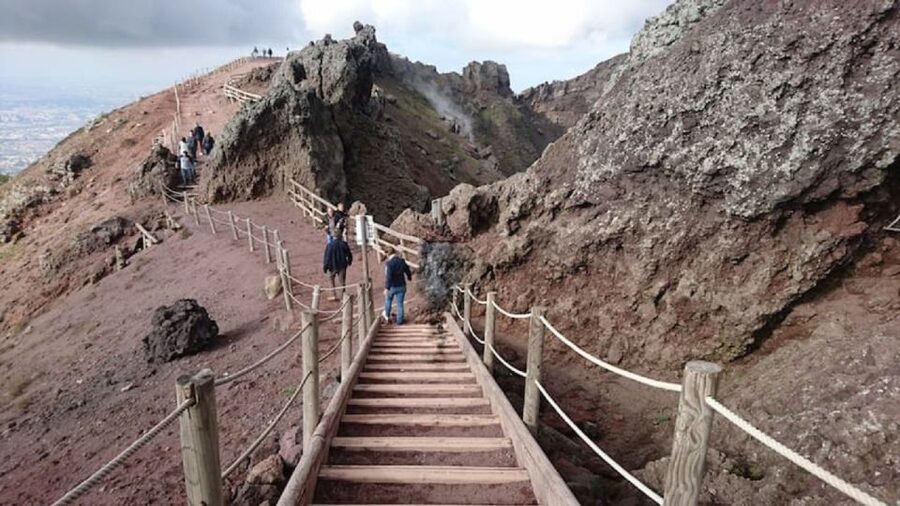 Day Trip to Pompeii & Vesuvius from Naples - What makes the guide service valuable