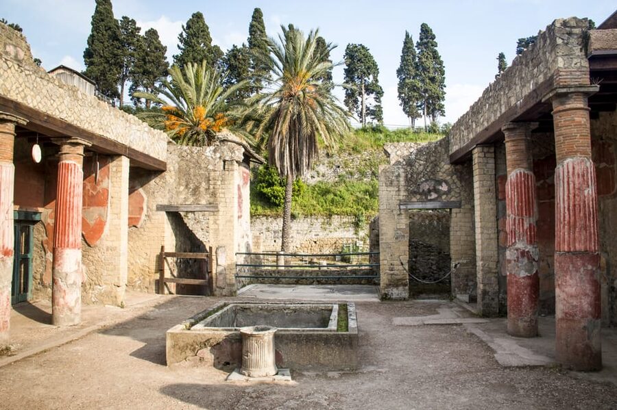 Ercolano: Herculaneum Entry Ticket with Optional Audio Guide - Summer heat, winter quiet, and opening times