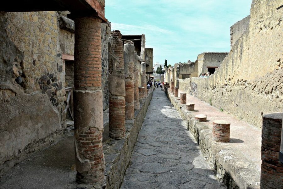 From Naples: 2-Hour Herculaneum Kid-Friendly Tour - Meeting at Via dei Papiri Ercolanesi