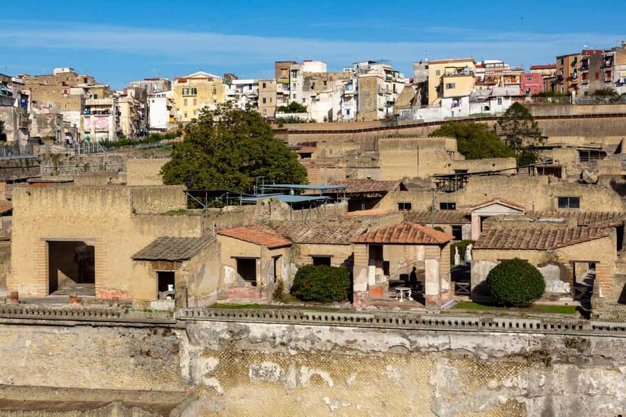 From Naples: Herculaneum Skip-the-Line Guided Tour - Why Herculaneum can beat Pompeii for a short visit