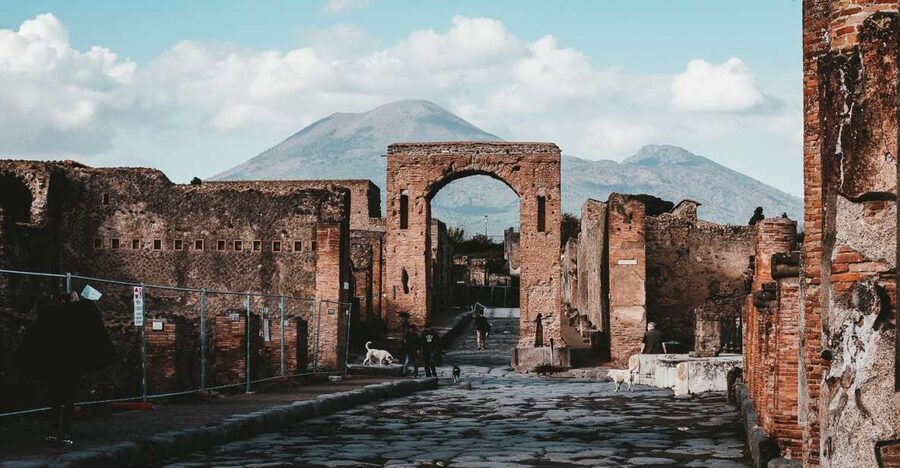 From Naples: Pompeii and Herculaneum Tour with Lunch - Herculaneum: smaller, quieter, and more detailed