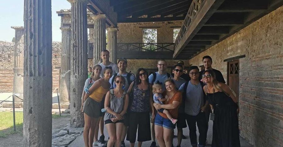 From Naples: Pompeii and Sorrento Full-Day Tour - Pizza lunch between the ruins and the coast