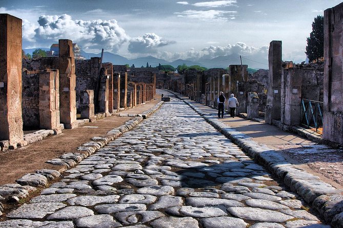From Naples: Skip the Line Pompeii Guided Tour – Small Group - The guide and headset question
