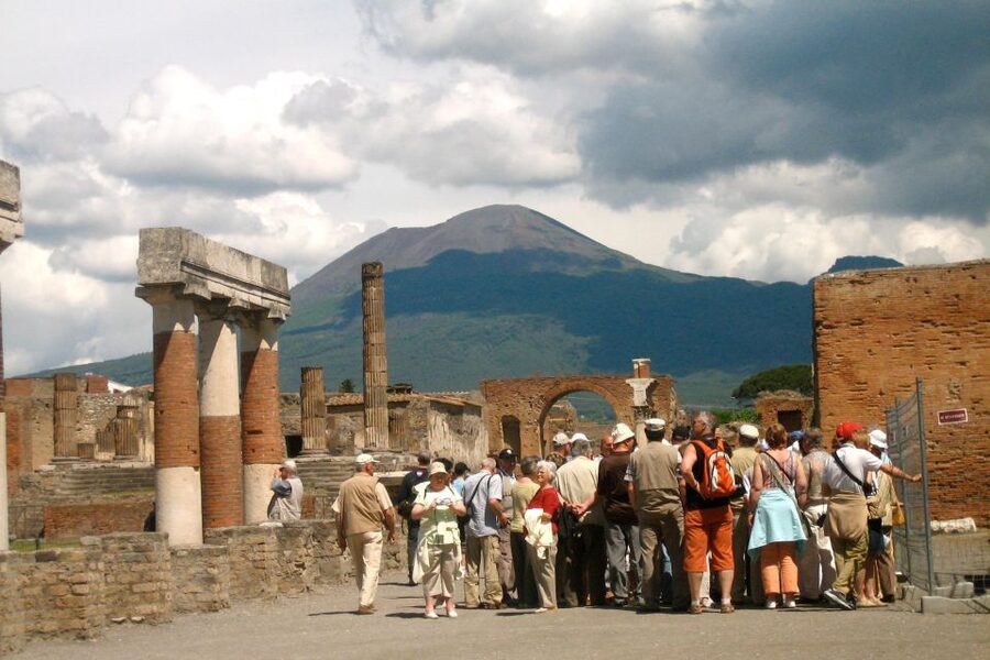 From Naples: Transfer to Positano with Pompeii Guided Tour - Villas, shops, and the daily life of Pompeii