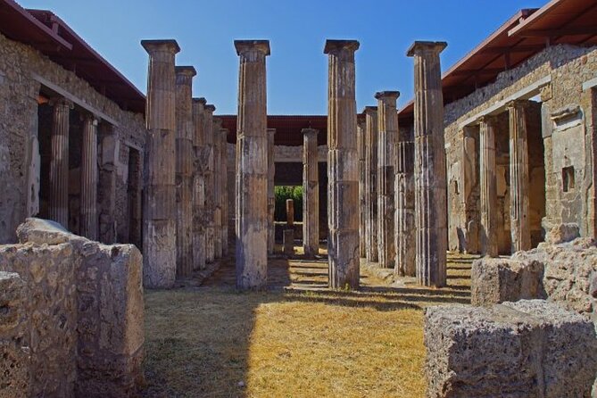 Guided tour of Pompeii with a local guide - The catastrophe and what survived