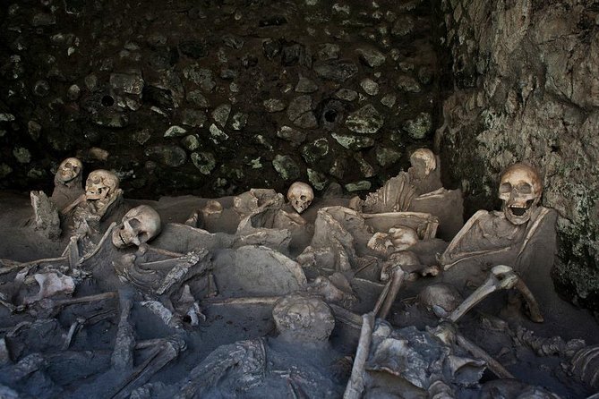 Herculaneum Private Tour with an Expert Archaeologist - Shops, public baths, and the market