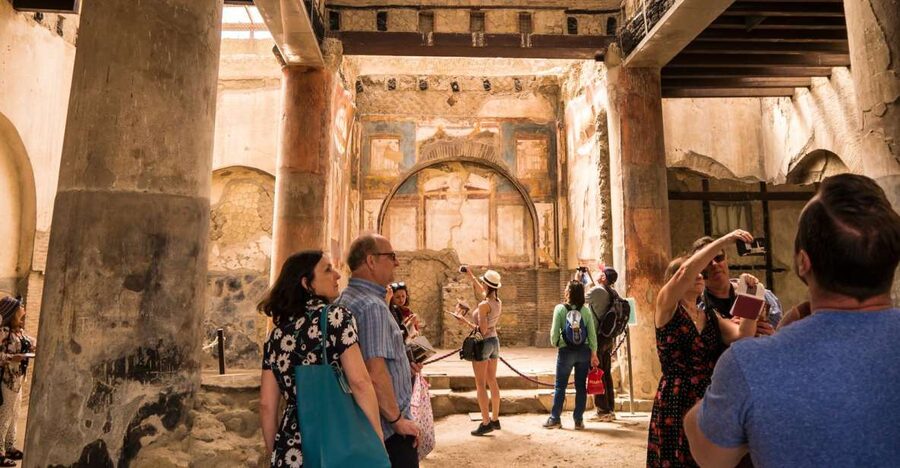 Herculaneum: Private Walking Tour with Archeologist Guide - Why Herculaneum feels different from Pompeii