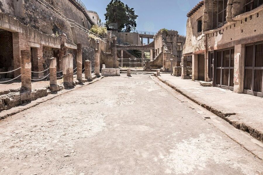 Herculaneum: Skip-the-Line Entry Ticket with Audio Guide - Following the map through the ancient town
