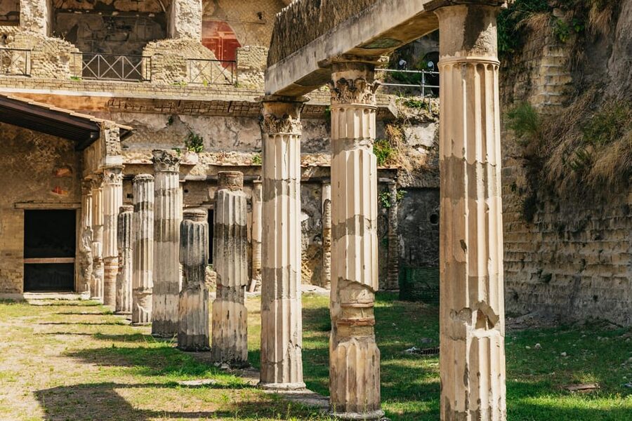 Herculaneum: Skip-the-Line Guided Tour with Archaeologist - Baths, Forum, and the Temple of the Augustales
