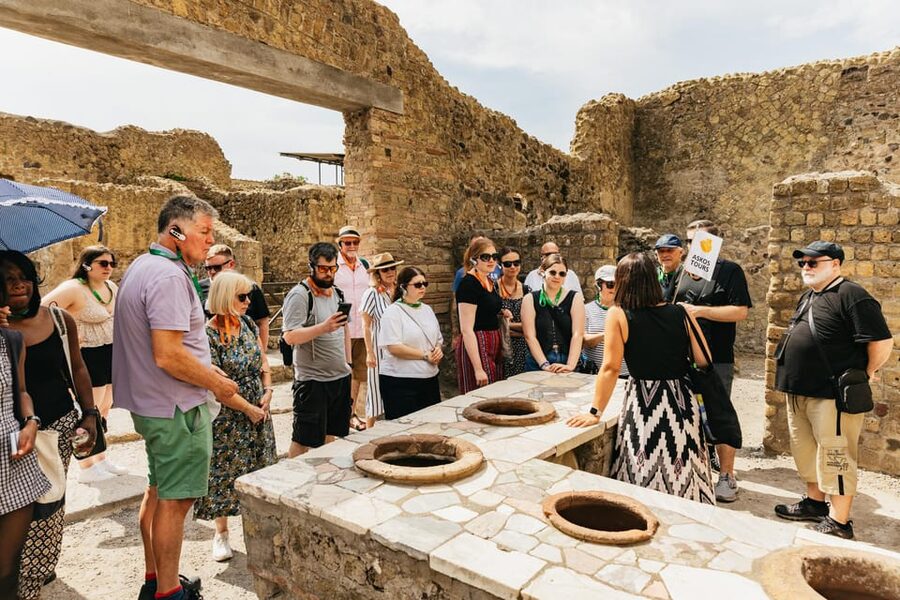 Herculaneum: Skip-the-Line Guided Tour with Archaeologist - More houses, more clues about status