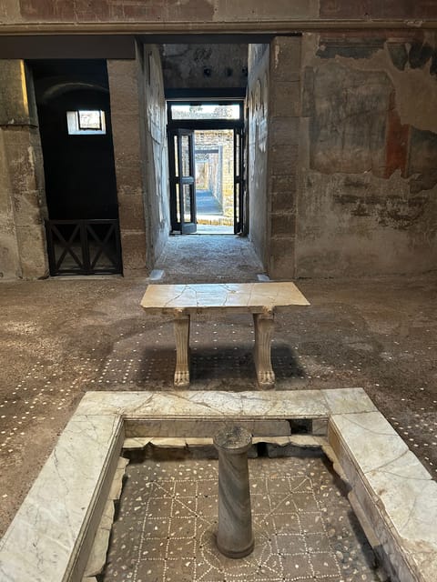 Herculaneum - Small Group Tour (admission included) - Why Herculaneum feels different from Pompeii