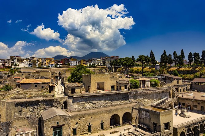 Herculaneum small group tour with an archaeologist - skip the line - The first houses: deer statues and a wealthy seaside home