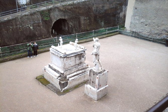 Herculanium guided tour - The seafront square and the eruption’s human cost