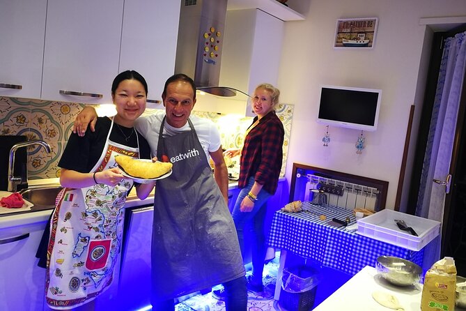 Make Neapolitan Pizza With A View Of Naples - Trying fried pizza, a Naples specialty