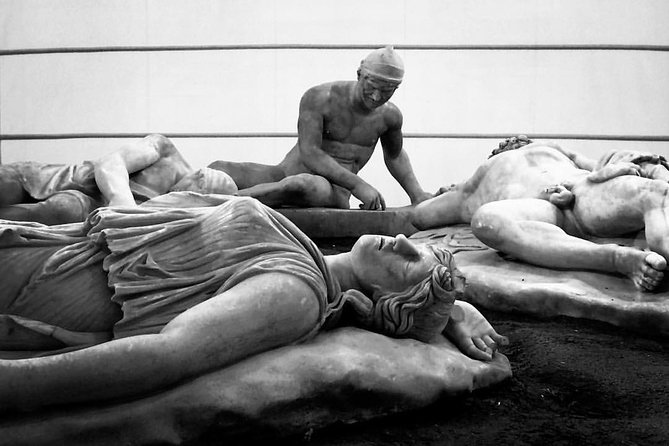MANN - Archaeological Museum Private Tour with Archaeologist - The Meridian Hall and Pompeian frescoes