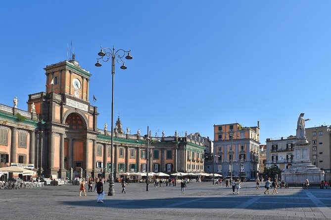 Naples - 4 hours in the streets of the city - Port’Alba leads into the old city