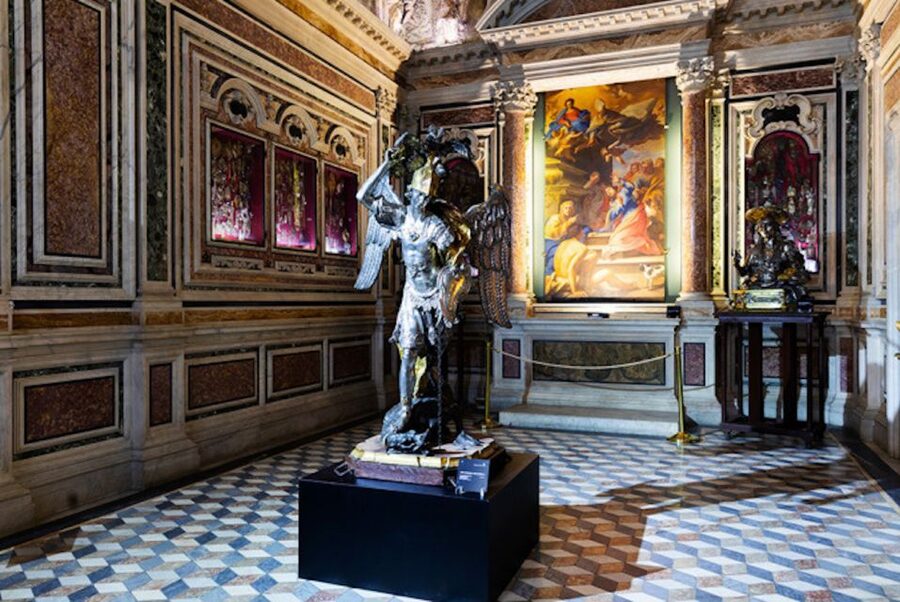Naples: Chapel & Museum of San Gennaro Guided Tour - A guide makes the short format work
