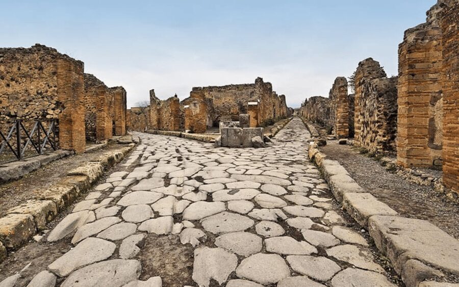 Naples: Herculaneum Entry Ticket with Digital Audio Guide - The eruption and the 300 people awaiting rescue