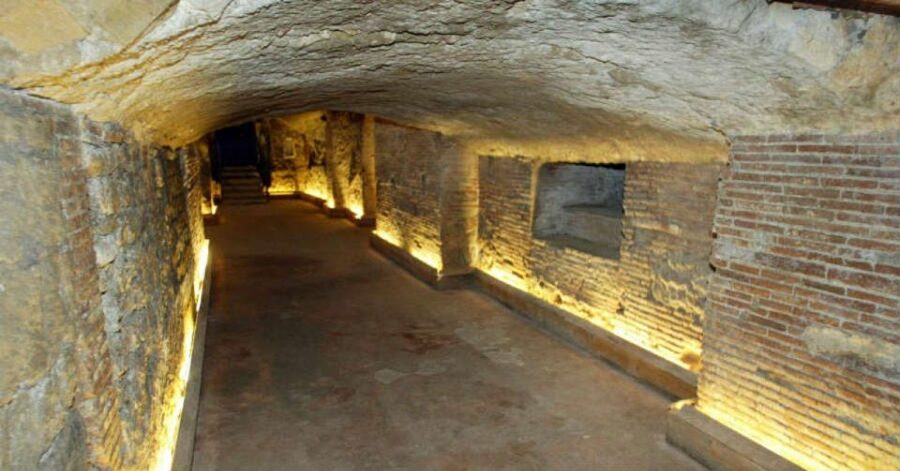 Naples: Historic Center Guided Tour with Underground Ruins - The grand landmarks around Piazza del Plebiscito