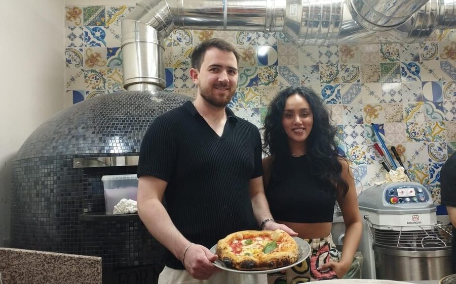 Naples: Pizza Making Class with Neapolitan Chef and drink - From your hands to the oven