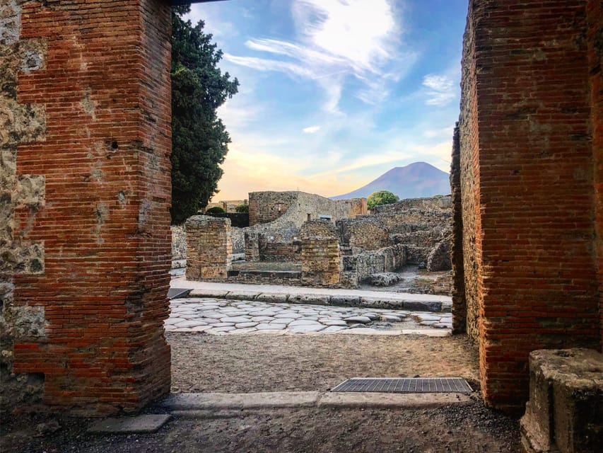 Naples: Pompeii Archaeology Park Tour & Skip-the-Line Entry - What the two-hour walk feels like