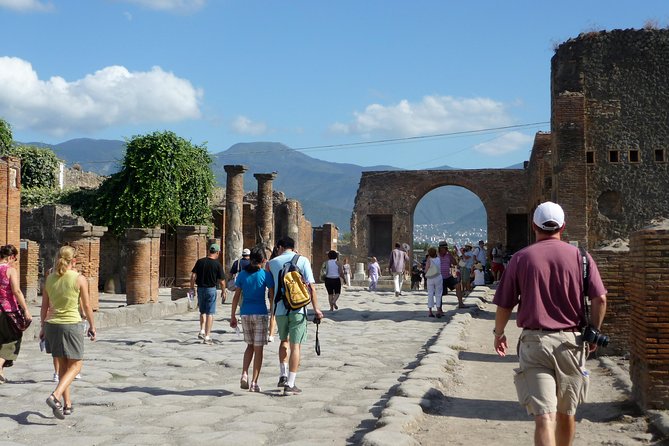 Naples: Pompeii & Mt Vesuvius All-Inclusive Small Group w/ Lunch - Seeing daily life inside Pompeii