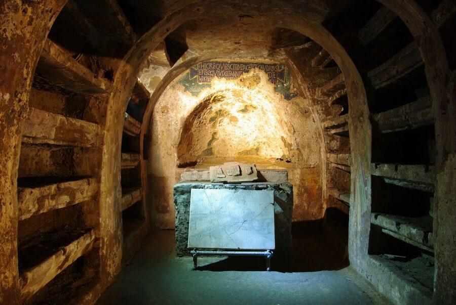 Naples: San Gaudioso Catacombs Guided Tour - What makes the guiding work