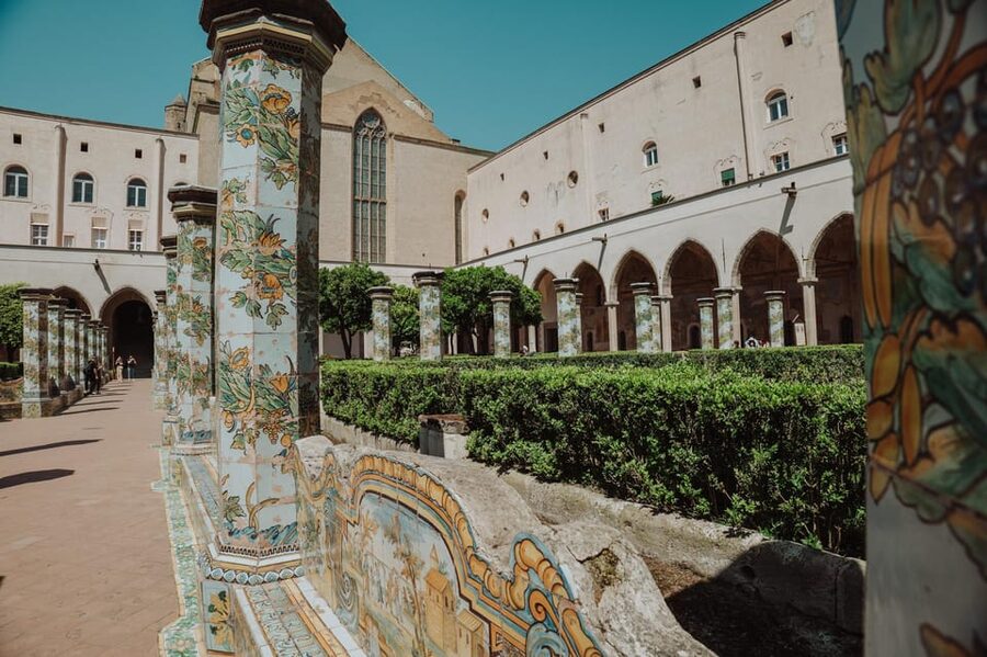 Naples: Santa Chiara Cloister Guided Group Tour - Entering the cloister and seeing the tiled garden