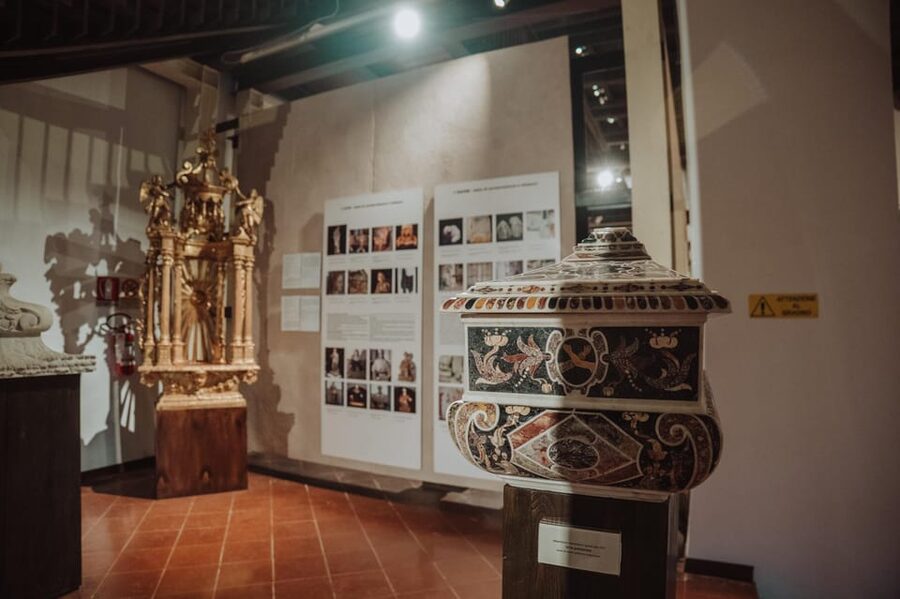 Naples: Santa Chiara Cloister Guided Group Tour - Frescoes, nature, and everyday life
