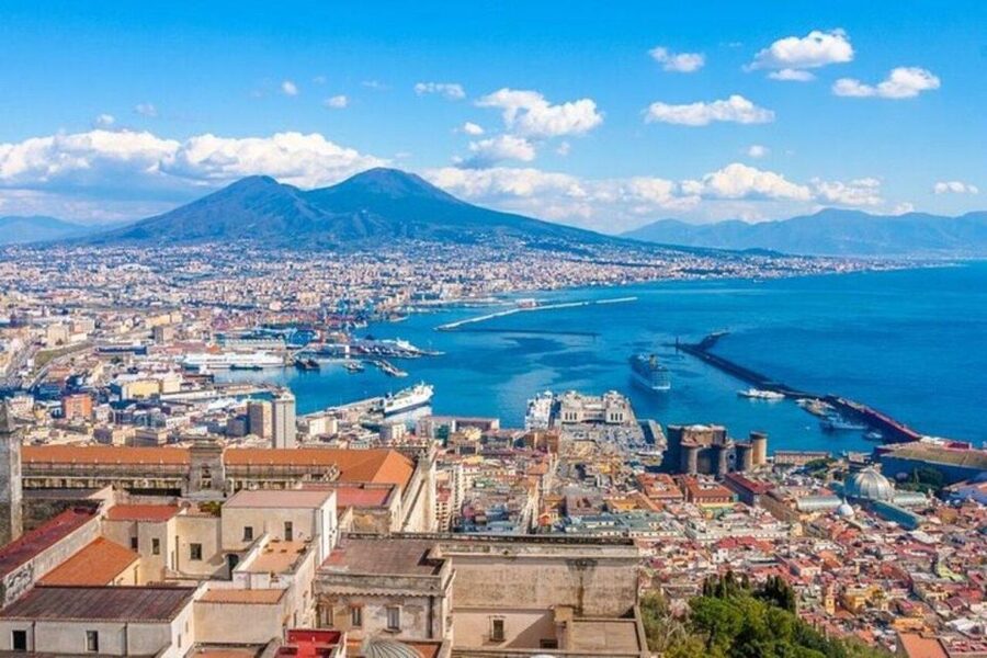 Naples : Spanish Quarter & Maradona Street Art Tour - Walking into the Quartieri Spagnoli