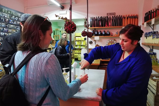 Naples: Street Food and Sightseeing Tour with Local Expert - Price, group size, and who gets the most value