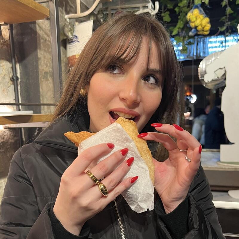 Naples: Street Food Walking Tour with Local Guide - Frittate di pasta and arancini keep the meal going