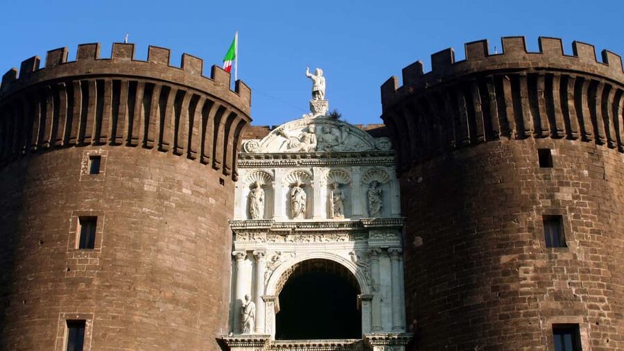 Naples: tour between Maschio Angioino and Plebiscito square - Maschio Angioino and the crocodile in the moat