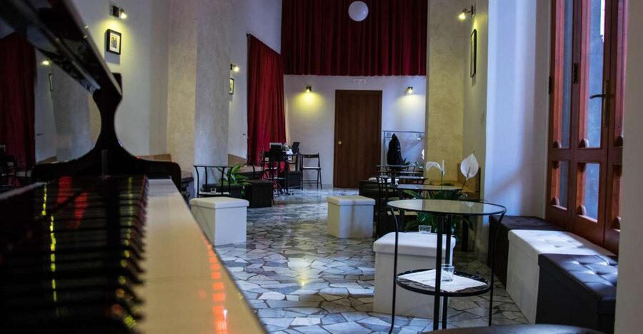 Naples: Traditional Neapolitan Music Concert - The first notes: natural voices without microphones