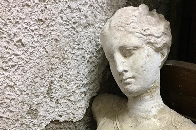 Naples Underground Spanish Quarters with Guide - Narrow tunnels and the real physical challenge