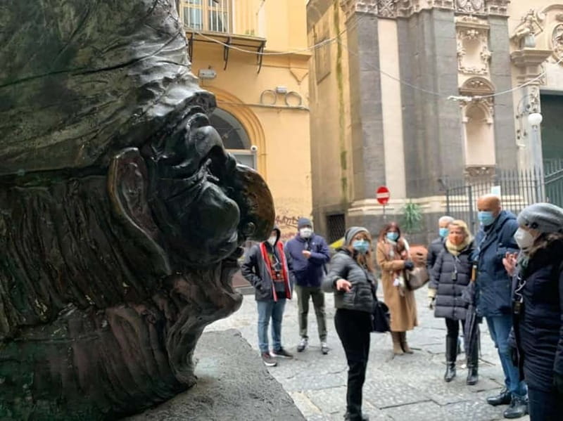 Napoli centro storico - tour in Italiano - Walking Spaccanapoli, the street that divides the old center
