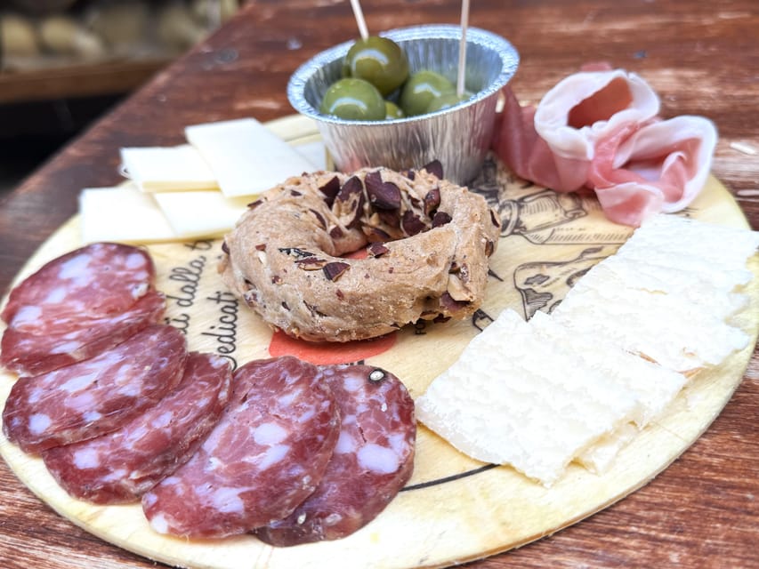 No Diet Club - Unique Food Tour in Napoli with many Tastings - The guide’s role, humor, and local advice