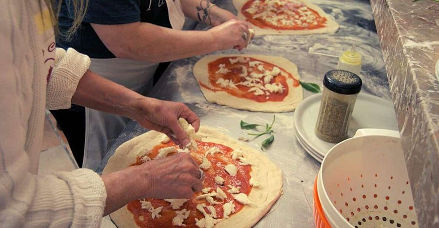 Pizza lesson - From worktable to wood-fired oven