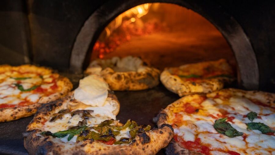 Pizza lesson - San Marzano tomatoes and mozzarella di bufala
