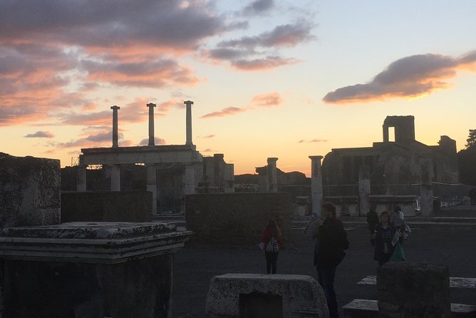 Pompei Guided Tour at Sunset - Heat, crowds, and photographs