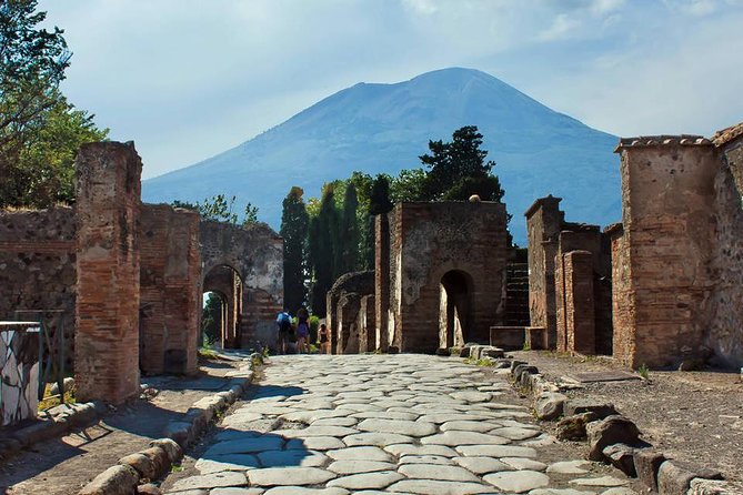 Pompeii 2 h guided tour - Skip-the-line Priority Access - Walking on cobblestones in the Pompeii sun