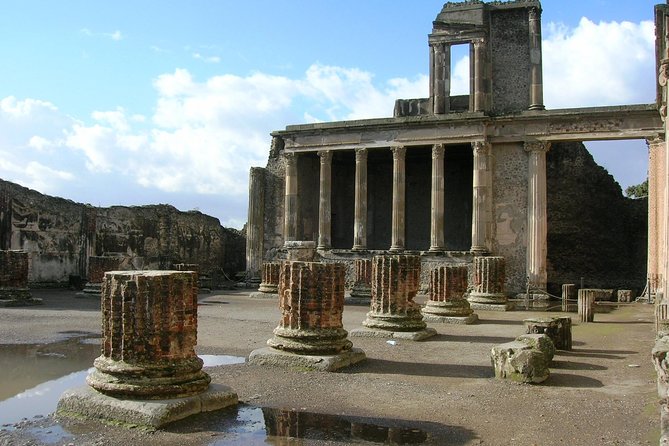 Pompeii: 2 Hour Private Tour with an Archeologist Guide - Entering through Via Villa dei Misteri