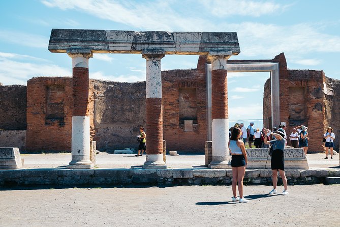 Pompeii 3 Hours Walking Tour Led by an Archaeologist - The House of Menander and Roman domestic life