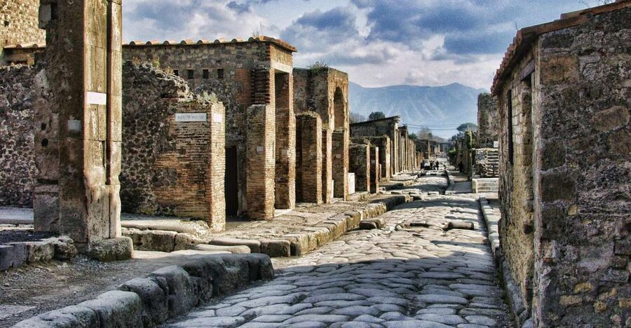 Pompeii and Herculaneum: Private Tour from Naples - Why seeing Pompeii and Herculaneum together works
