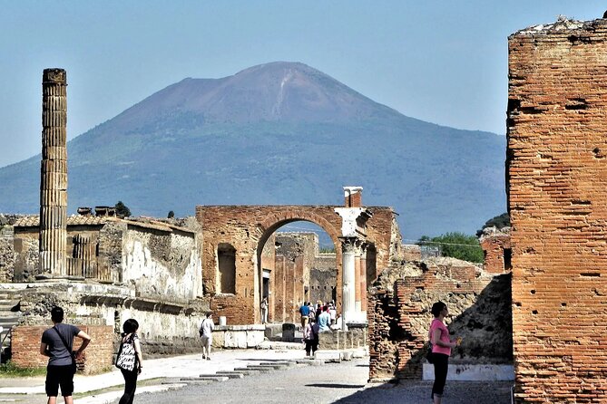 Pompeii: Exclusive Private Walking Tour with an Archaeologist - Why a private archaeologist changes Pompeii
