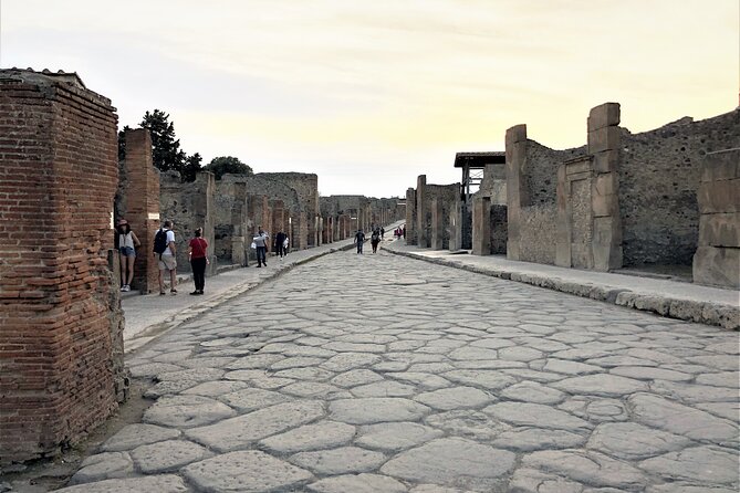 Pompeii Express: 1-Hour Guided Tour - Thermopolium VI shows what Romans ate on the run